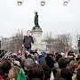 Десятки тысяч человек в Париже вышли на марш в поддержку Меланшона