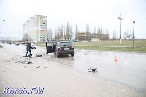 В Керчи столкнулись иномарка и микроватобус, одного из водителей увезла «скорая»