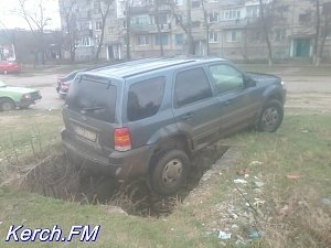 В Керчи водитель припарковал свой автомобиль в яму