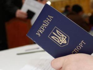 Житель Украины пытался въехать в Крым по паспорту, обложку к которому приклеил сам