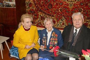 В Керчи ветерана поздравили с 90-летием и подарили инвалидную коляску