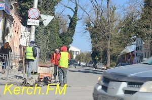 Ремонтники керченских дорог дошли до улицы Театральная