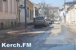 В Керчи по улице Театральной течет канализация