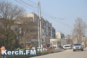 В Керчи на улице Войкова укладывают асфальт