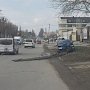 В столице Крыма легковушка завалила столб