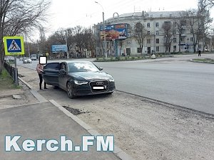 В Керчи иномарка припарковалась на пешеходном переходе