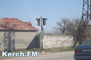 В Керчи на Чкалова пытаются отремонтировать неисправный светофор