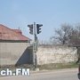 В Керчи на Чкалова пытаются отремонтировать неисправный светофор