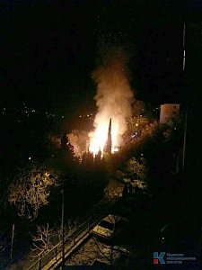 В Ялте горит дом