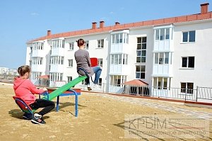 Переселенцы из санитарной зоны Крымского моста получили новые квартиры в Керчи