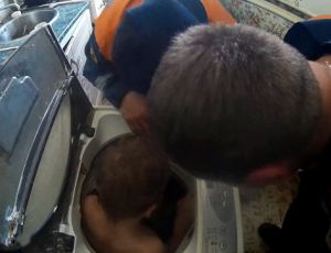 Опасные игры: в Евпатории ребёнок застрял в стиральной машине