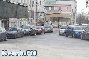 В Керчи автобус не смог проехать на Советской из-за припаркованных автомобилей
