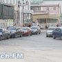 В Керчи автобус не смог проехать на Советской из-за припаркованных автомобилей