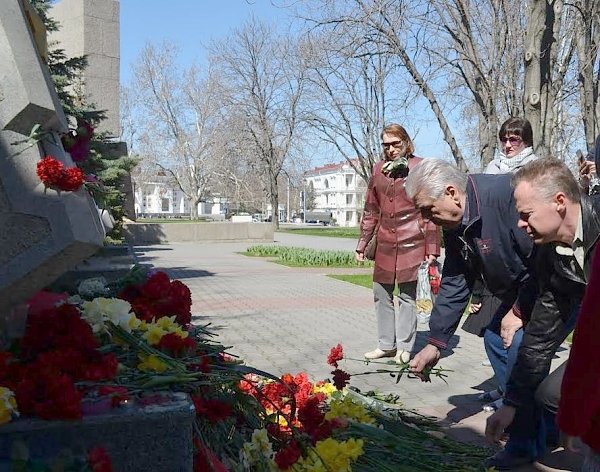 Севастопольские коммунисты почтили память жертв теракта в Санкт-Петербурге