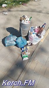 В Керчи перестали убирать урны на улицах и остановках