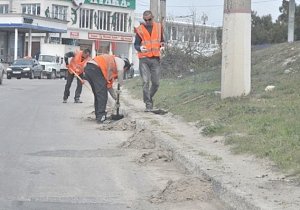 Чистить обочины от грязи в Севастополе подрядили предприятие из Смоленска