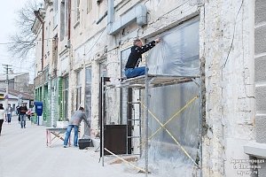 Демонтаж рекламных вывесок и ремонт фасадов зданий начались в исторической части Евпатории