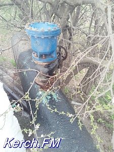 Из трубы на Аршинцевском мосту в Керчи продолжает течь питьевая вода