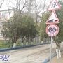 В Керчи неизвестные испортили дорожный знак