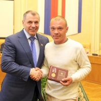 Виталий Харламов, спасший 3-х детей на пожаре, награжден медалью «За отвагу на пожаре»