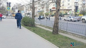 В столице Крыма возле 6-й горбольницы несколько дней невозможно перейти дорогу
