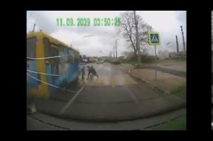 Трое детей чудом не попали под колеса маршрутного автобуса на пешеходном переходе в Севастополе