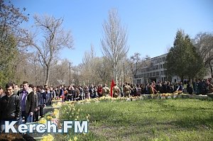 В Керчи к братской могиле возложили цветы