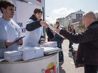 Мининформ раздал 3000 экземпляров Конституции Республики Крым