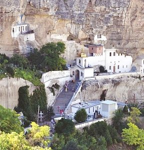 Лампады из бисера, кельи в скале и серебряная вода