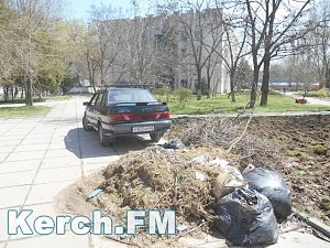 В керченском парке автомобили массово паркуются на тротуаре