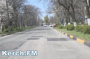 В Керчи спустя три месяца на Кирова заасфальтировали огромную яму, оставив другую