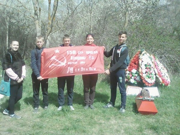 Крымские комсомольцы продолжили Всероссийскую акцию «Знамя нашей Победы»