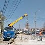 Рабочие нестандартно применили мусорные баки для сноса микрорынка на улице Козлова в Симферополе