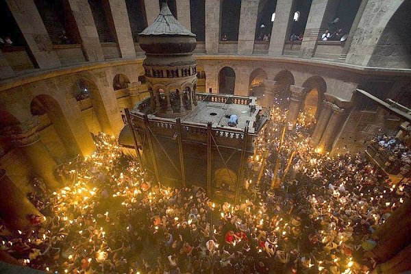 "Интерфакс": Благодатный огонь сошел в Иерусалиме