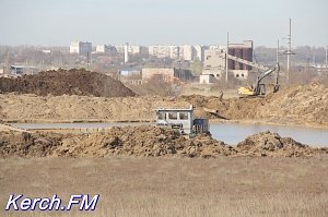 Вдоль дороги у Приозерного продолжают работать земснаряды