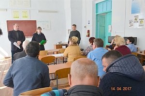 Полицейские Ленинского района учили преподователей пользоваться госуслугами