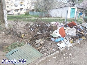 В Керчи между жилыми домами устроили свалку