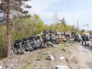 Два человека погибли в столкновении большегруза с легковушкой недалеко от Алушты