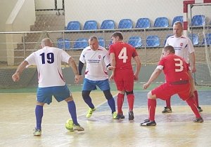 Со счетом 8:7 завершилась товарищеская встреча по мини-футболу между сборными командами крымского парламента и г. Евпатории