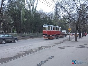 Психологическая атака для жителей столицы: в центре Симферополя эвакуатор увёз трамвай