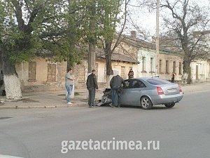 Фотофакт: В Симферополе иномарка въехала в столб
