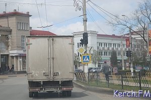 Центр Керчи украшают праздничной атрибутикой ко Дню Победы