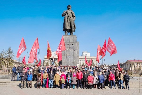 В красноярске прошло возложение цветов к памятнику В.И. Ленину