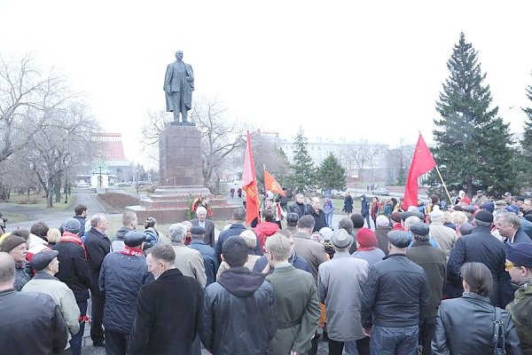 ​В Омске прошло торжественное возложение венков и цветов к памятнику Ленину