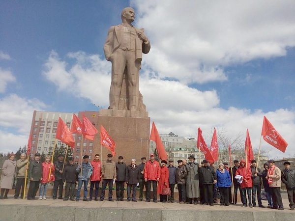 В Чите коммунисты возложили цветы в день 147-й годовщины со дня рождения В.И.Ленина