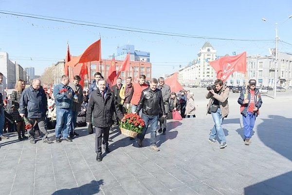 Новосибирские коммунисты поздравили Владимира Ленина с Днем рожденья