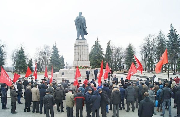 Ульяновцы встретили 147-летие В.И.Ленина торжественным митингом