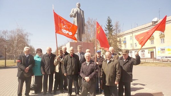 Кемеровская область. Коммунисты в день 147-й годовщины со дня рождения В.И.Ленина возложили цветы к каждому памятнику в городе и районе