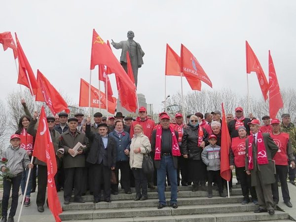 Кабардино-Балкария. Коммунисты возложили цветы к памятнику Ленину