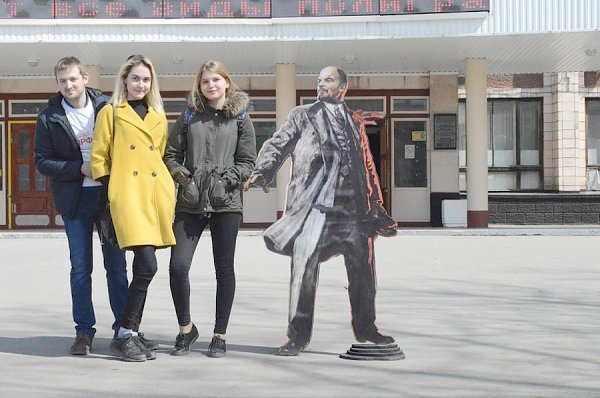 Алтайский комсомол провел флэшмоб «Ленин в городе»